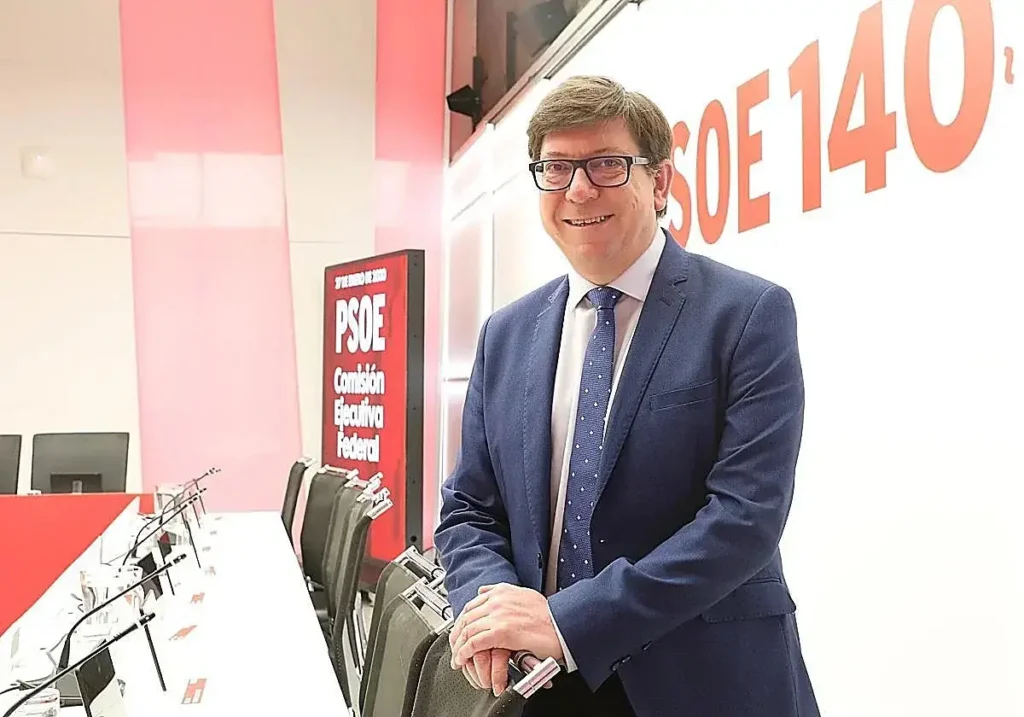 Salazar en la sala de reuniones de la ejecutiva del PSOE en 2020