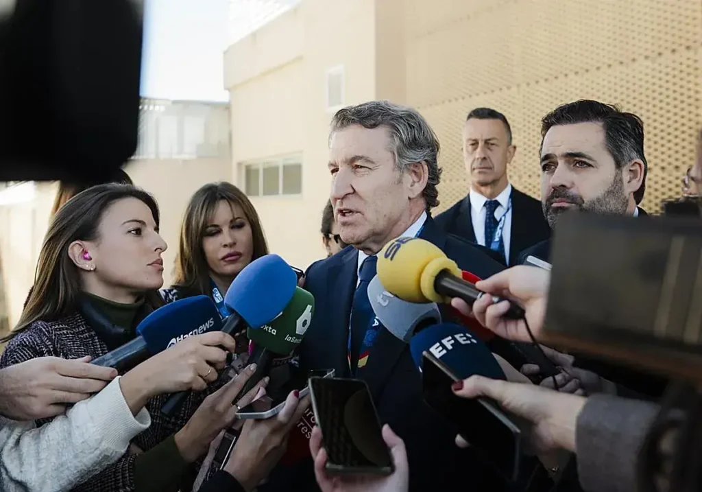 Alberto Núñez Feijóo a su salida de un acto en Toledo.