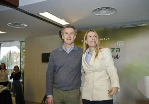 Alberto Núñez Feijóo junto a María Guardiola en un acto de campaña en Don Benito.