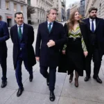 Feijóo junto a otros dirigentes populares a su llegada al Congreso.