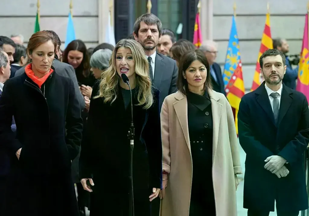 Yolanda Díaz y ministros de Sumar en el Congreso durante el aniversario de la Constitución.