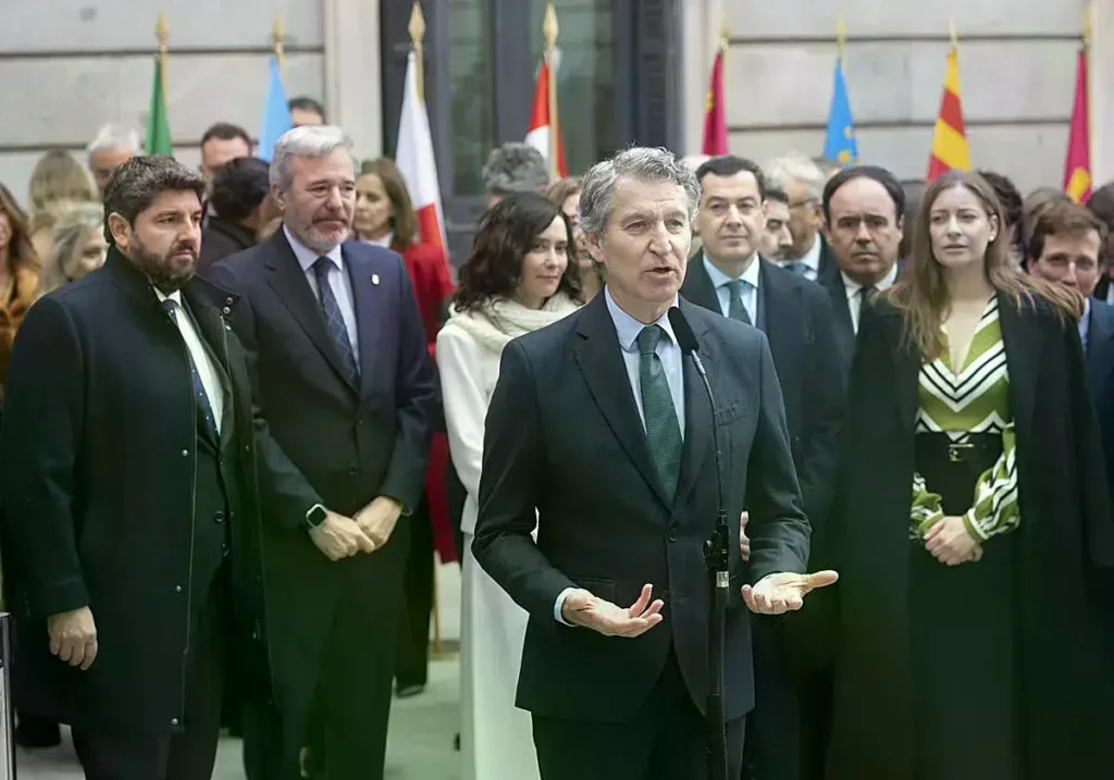 Alberto Núñez Feijóo acompañado por presidentes autonómicos del PP y la portavoz Ester Muñoz