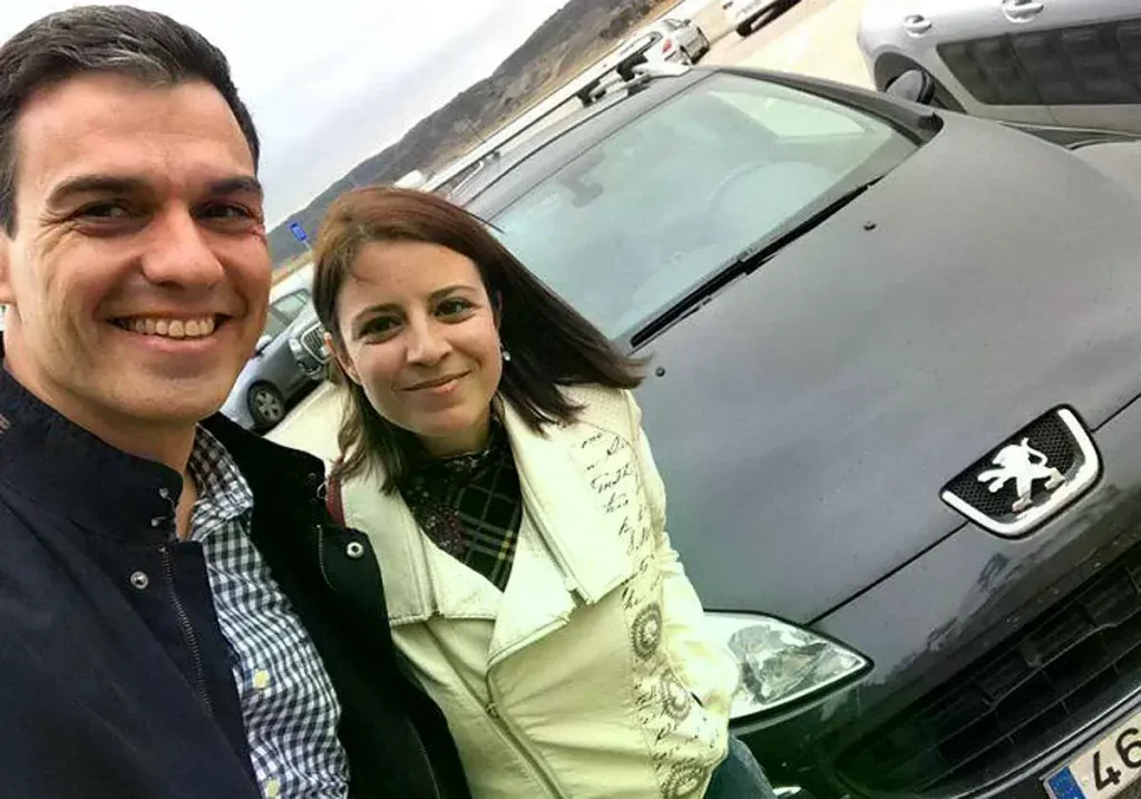 Pedro Sánchez y Adriana Lastra posan junto al Peugeot en febrero de 2017.