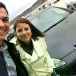 Pedro Sánchez y Adriana Lastra posan junto al Peugeot en febrero de 2017.