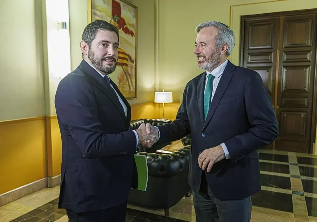 Alejandro Nolasco (Vox) y el presidente aragonés, Jorge Azcón.