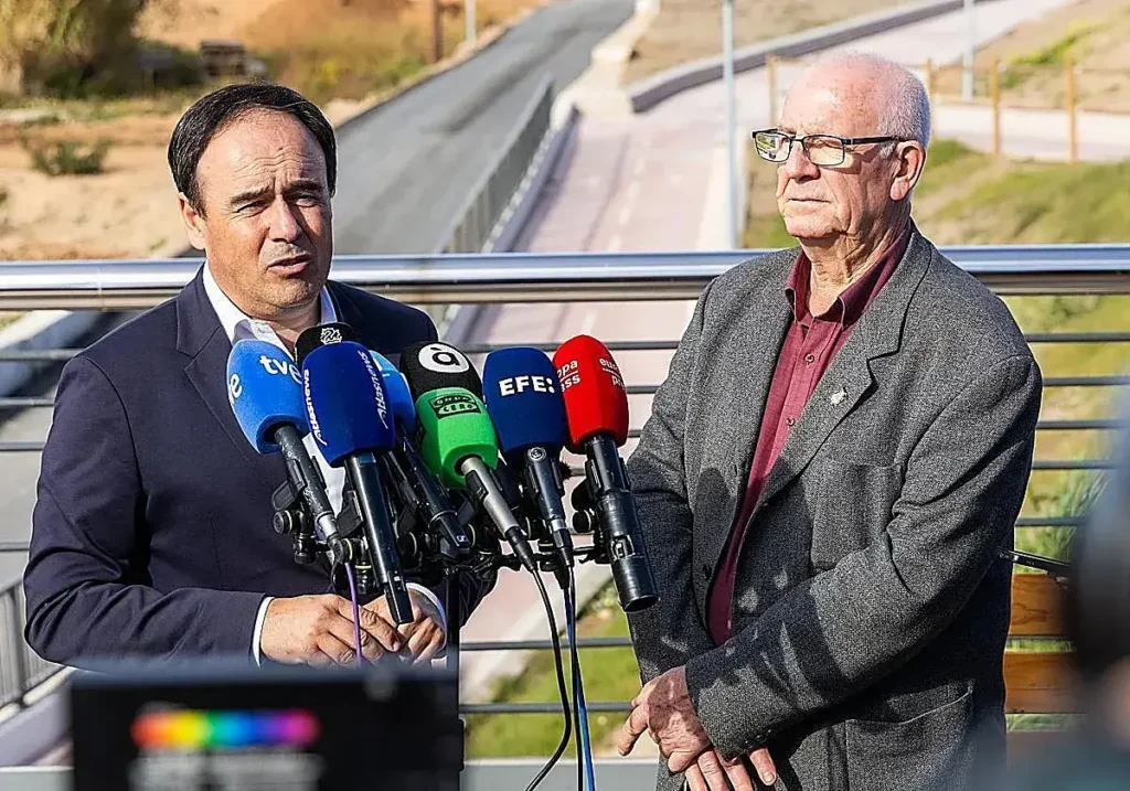 Juanfran Pérez Llorca durante una visita a Paiporta