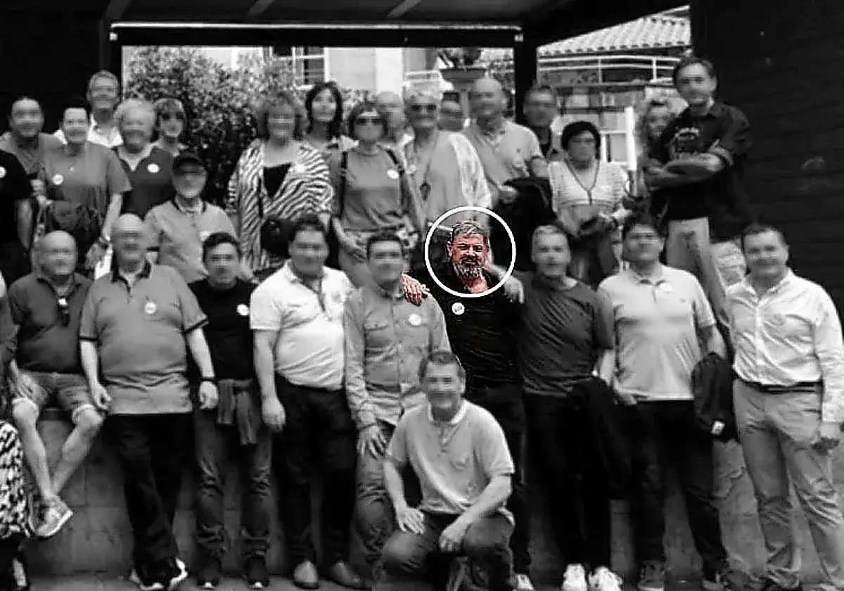 Última foto pública de Joseba Antxon Alonso Egurrola, señalado con un círculo, en Gipuzkoa durante la celebración de la quint