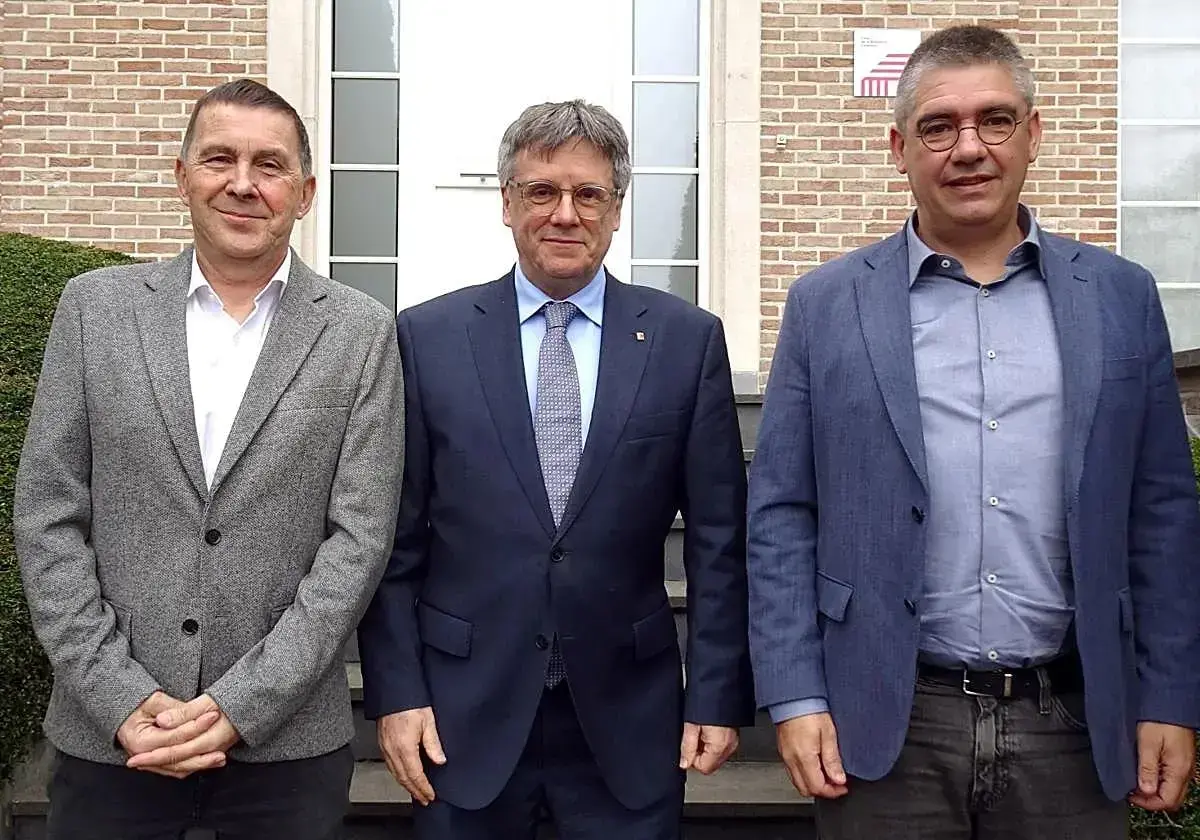 Arnaldo Otegi, Carles Puigdemont y Gorka Elejabarrieta en Waterloo.