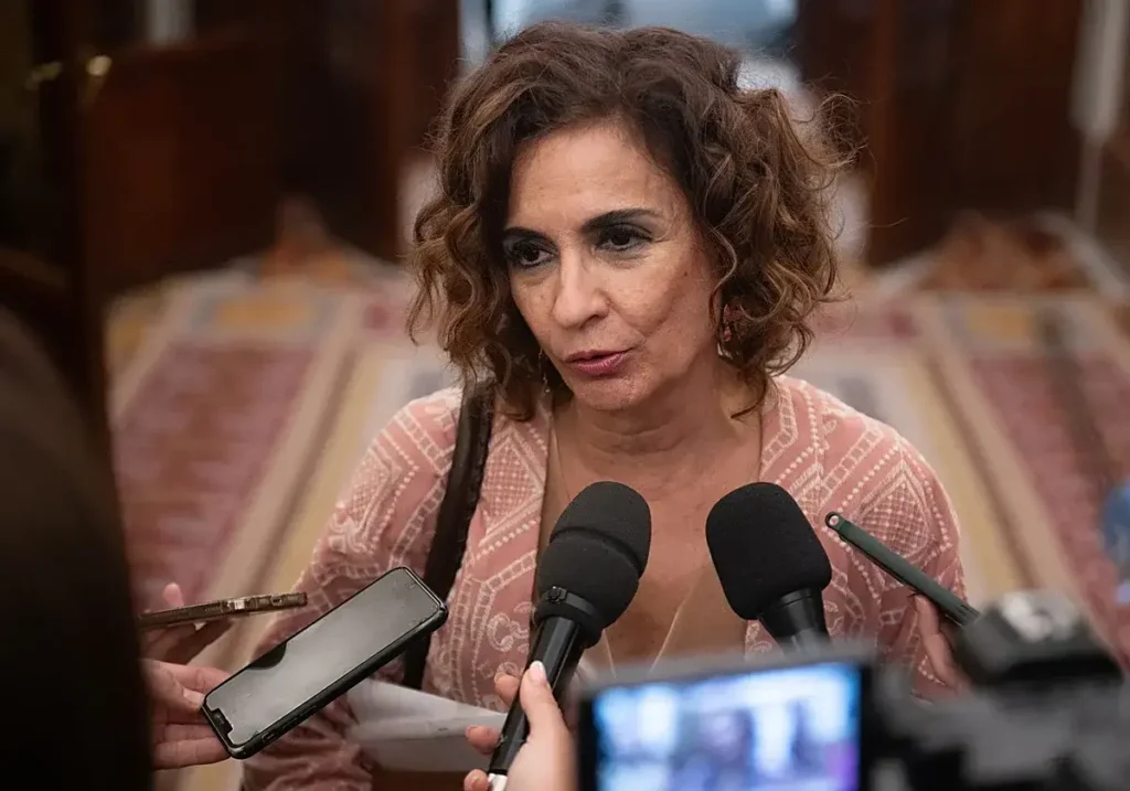 María Jesús Montero en los pasillos del Congreso de los Diputados