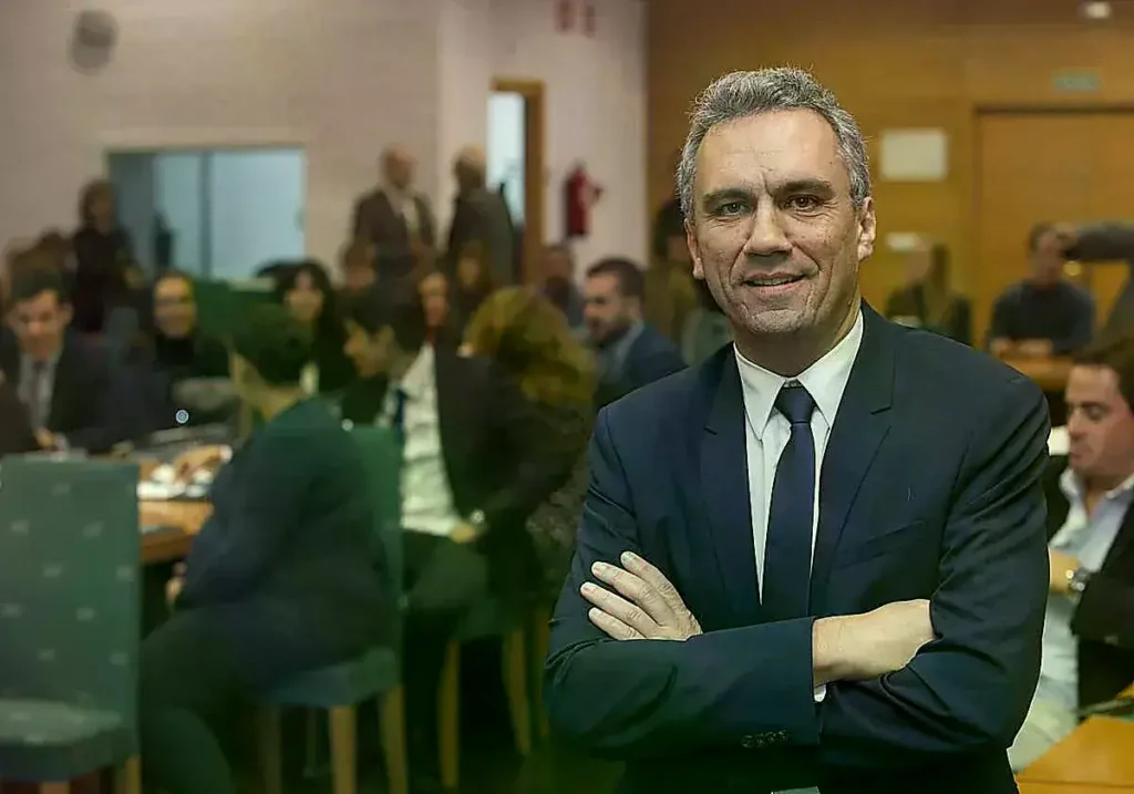 Javier Izquierdo junto a Pedro Sánchez durante un acto en Valladolid.