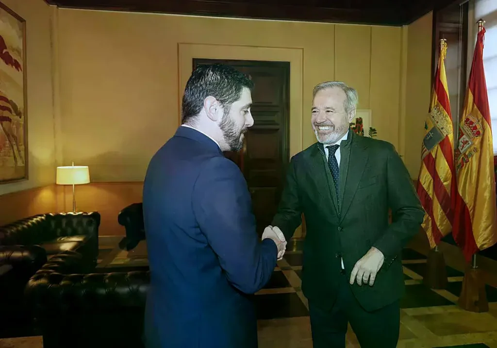 Azcón saluda a Nolasco antes de su reunión este viernes.