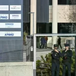 Policía durante el registro de la empresa Plus Ultra