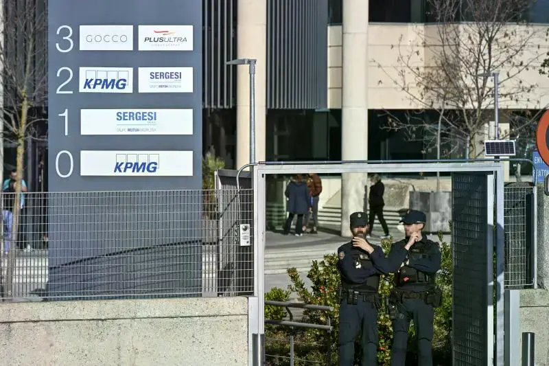 Policía durante el registro de la empresa Plus Ultra