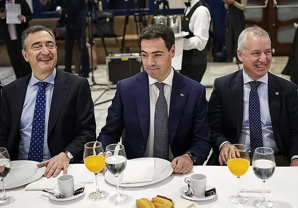 Aitor Esteban, Imanol Pradales e Iñigo Urkullu en un desayuno informativo.