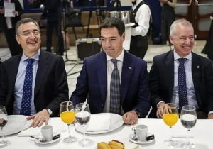 Aitor Esteban, Imanol Pradales e Iñigo Urkullu en un desayuno informativo.