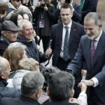 El rey Felipe VI saluda a vecinos a su llegada a L'Hospitalet de Llobregat.