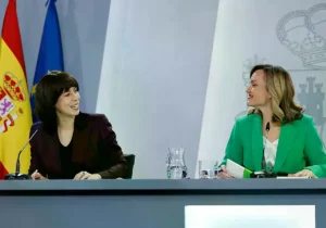 La ministra portavoz Pilar Alegría y la ministra de Ciencia Diana Morant en la rueda de prensa del Consejo de Ministros.