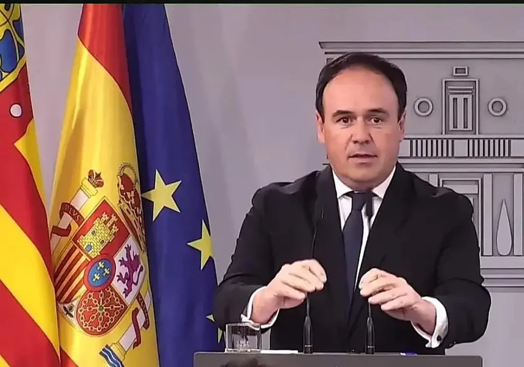 Juanfran Pérez Llorca comparece ante los medios tras su reunión con Pedro Sánchez.