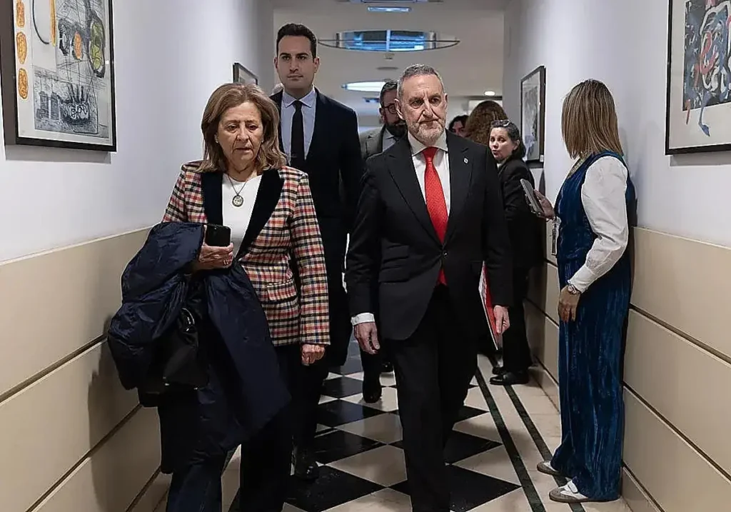 El senador del PSOE Alfonso Gil, a su salida de la comparecencia de Cerdán.