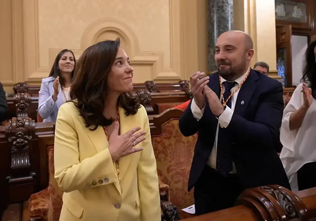 Inés Rey sonríe tras ser reelegida alcaldesa de A Coruña en 2023