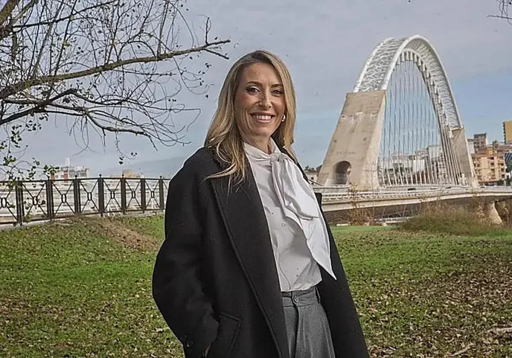 María Guardiola, candidata del PP, junto al Puente Lusitania de Mérida.