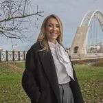 María Guardiola, candidata del PP, junto al Puente Lusitania de Mérida.