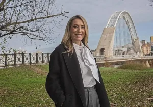 María Guardiola, candidata del PP, junto al Puente Lusitania de Mérida.