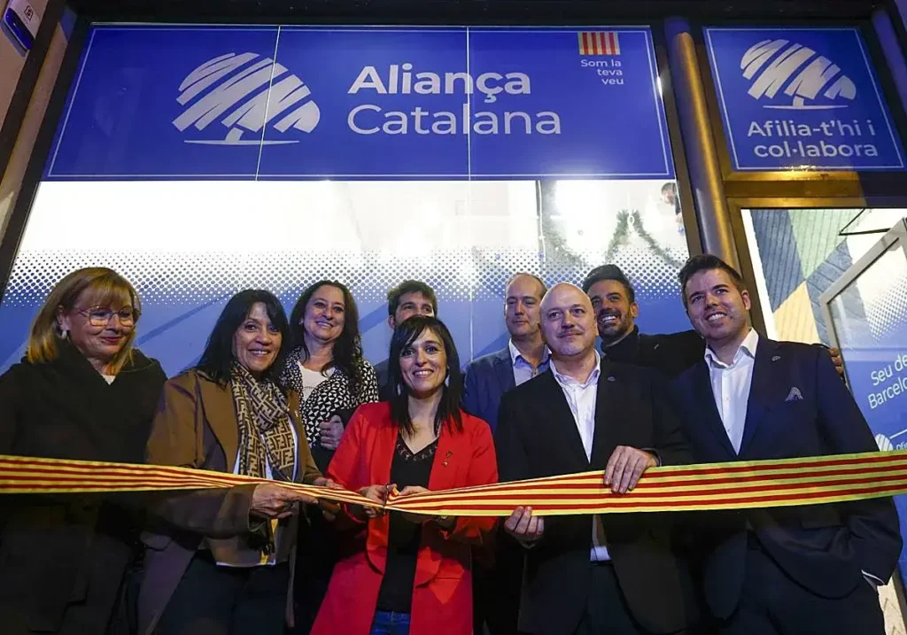 La líder de Aliança Catalana y alcaldesa de Ripoll, Silvia Orriols, en la inauguración de su nueva sede en Barcelona.
