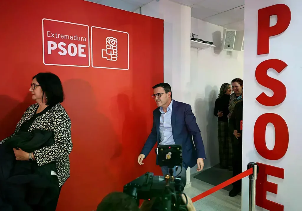 Miguel Ángel Gallardo en la sede del PSOE en Mérida