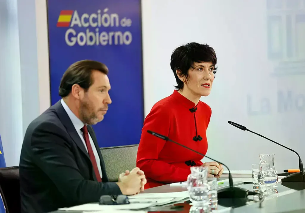 La ministra Elma Sáiz y el ministro Óscar Puente en la comparecencia tras el Consejo de Ministros.