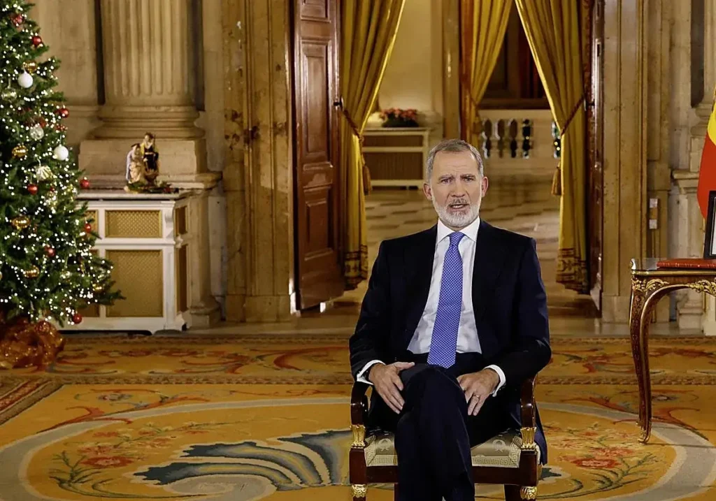 Felipe VI durante el último mensaje de Navidad, grabado en el Palacio Real.