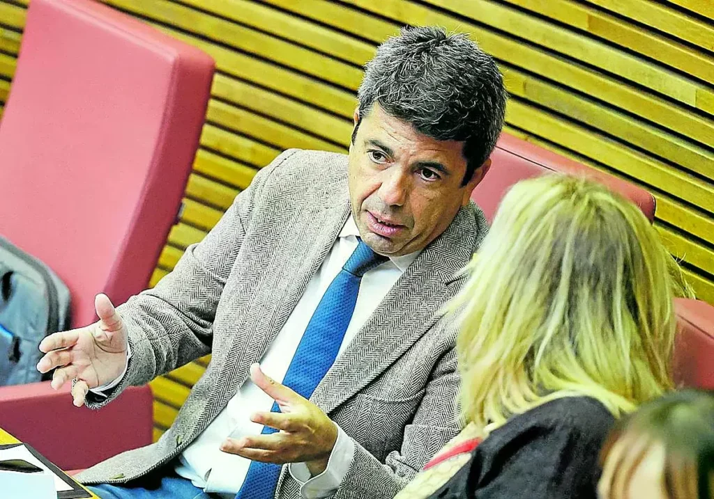 Mazón, en su regreso a Les Corts durante el Pleno de investidura de Pérez Llorca.