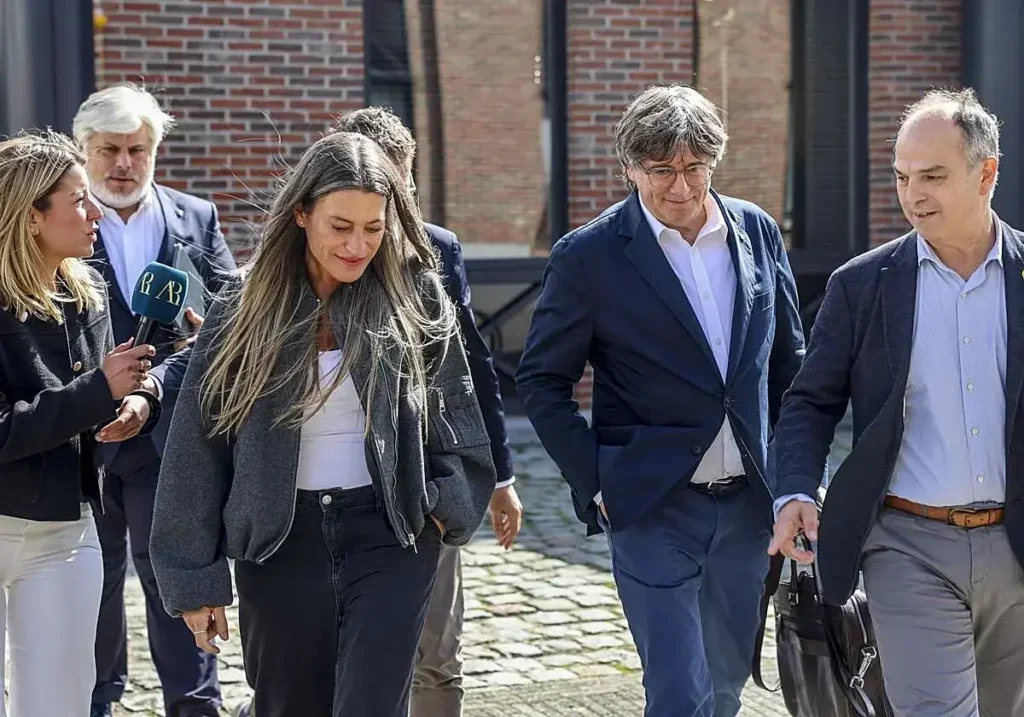 Míriam Nogueras camina junto al expresident Puigdemont en una reunión en Waterloo.
