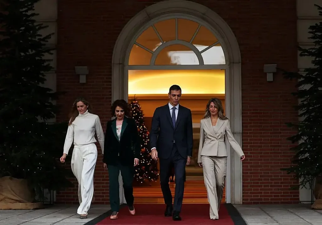 Pedro Sánchez con sus tres vicepresidentas antes del Consejo de Ministros