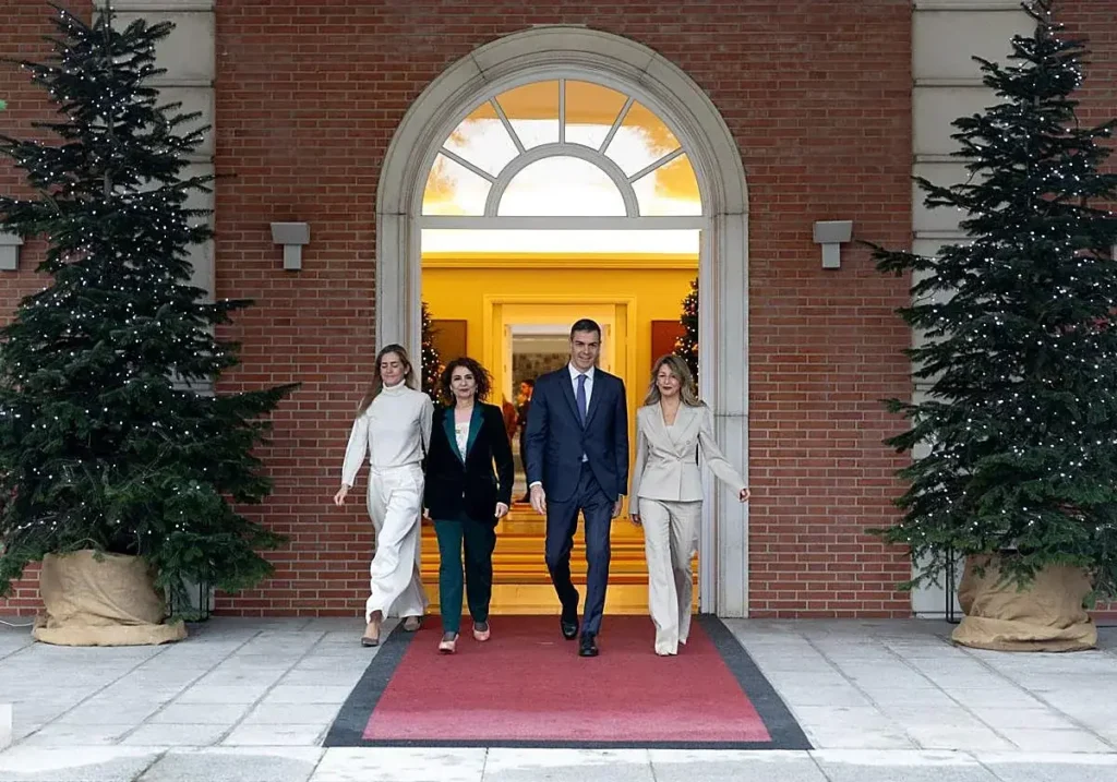 El presidente del Gobierno, Pedro Sánchez, con las vicepresidentas Sara Aagesen, María Jesús Montero y Yolanda Díaz.