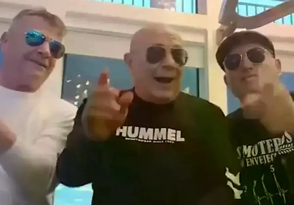 Manuel Cortés (centro), en una captura del vídeo en TikTok.