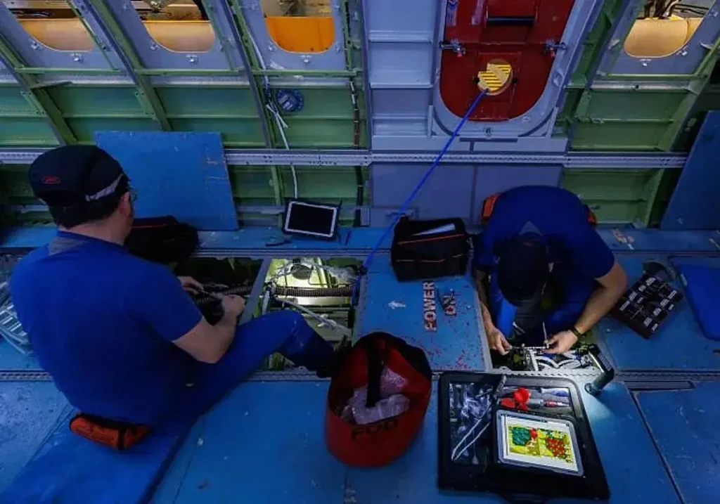 Operarios trabajan en las instalaciones de Airbus en Sevilla.