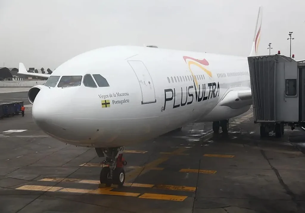 Un avión de Plus Ultra en tierra Efe