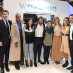 Javier Hildalgo, cuarto por la izquierda, con Begoña Gómez, tercera por la derecha, en un evento de Wakalua en Fitur en enero de 2020 IE/África Center