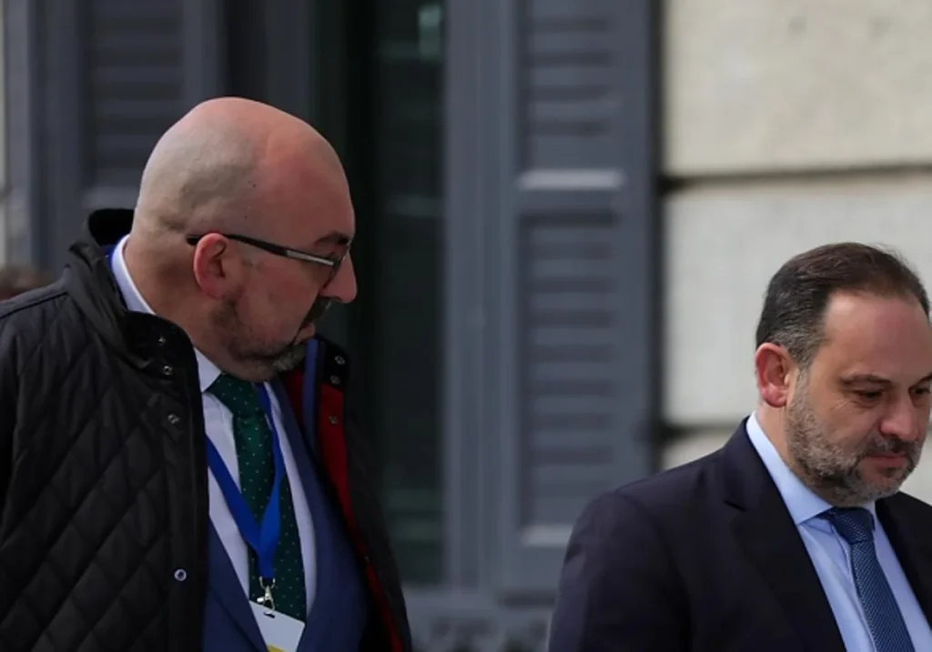 Koldo García y José Luis Ábalos en el Congreso. EP