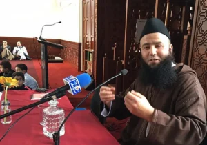 El imán absuelto Tariq Chadliuoi, con 133.000 seguidores en redes sociales, dando una conferencia. AFP