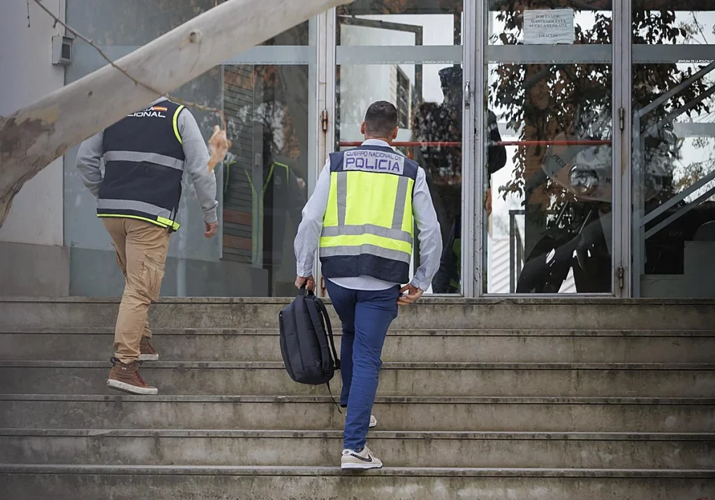 Agentes de la UDEF de la Policía Nacional durante un registro bajo autorización judicial. EP