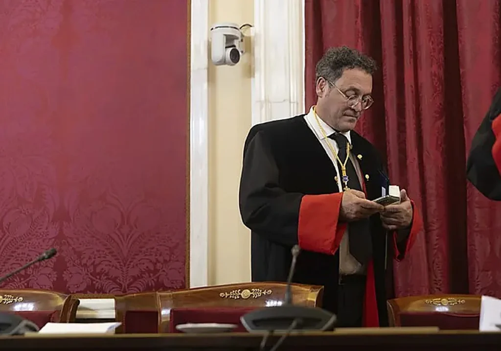 El exfiscal general consulta su móvil Europa Press