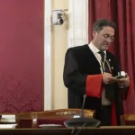 El exfiscal general consulta su móvil Europa Press