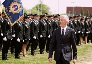 Fernando Grande-Marlaska pasa revista a una formación de la Policía Nacional Efe