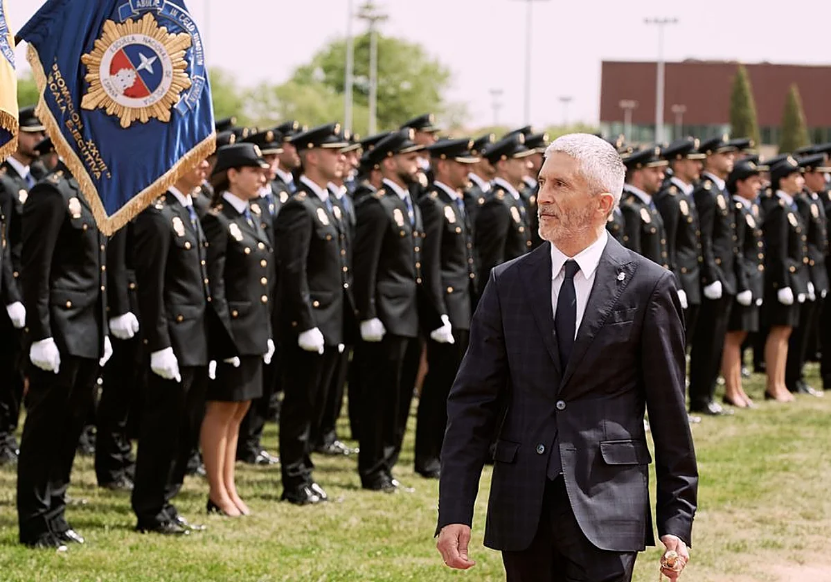 Fernando Grande-Marlaska pasa revista a una formación de la Policía Nacional Efe