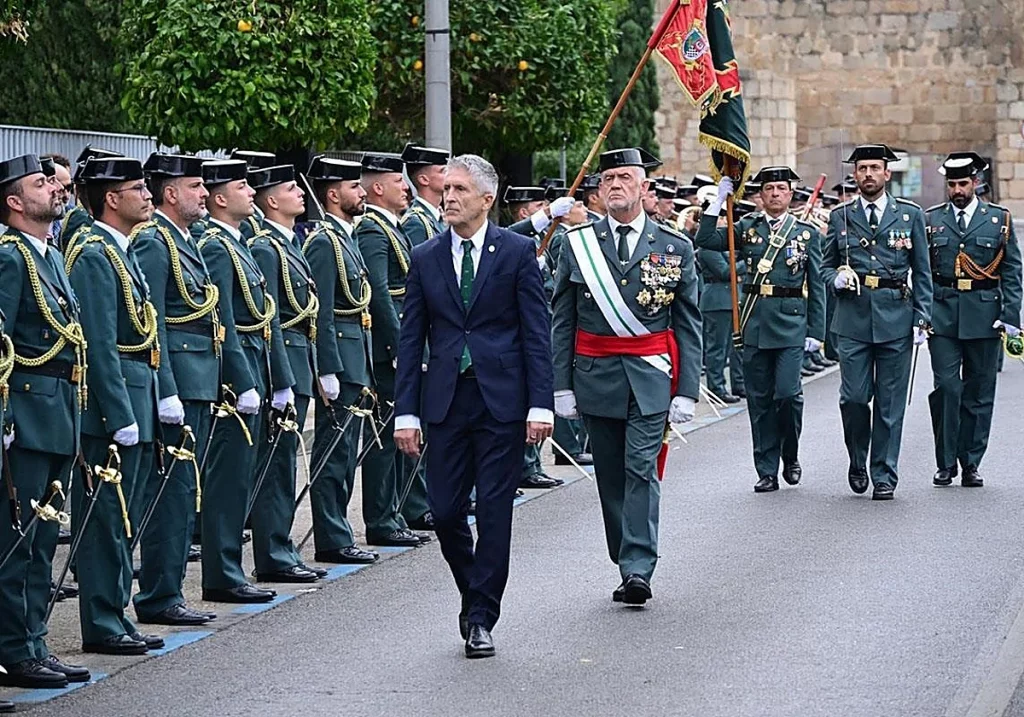 Fernando Grande-Marlaska pasa revista a una formación de la Guardia Civil Moncloa