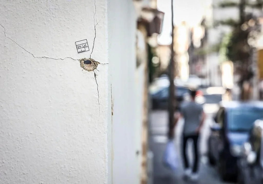 Impacto de bala en una pared tras el asesinato de una persona en Fuengirola hace un año. EFE