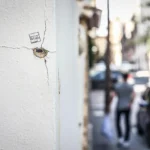 Impacto de bala en una pared tras el asesinato de una persona en Fuengirola hace un año. EFE