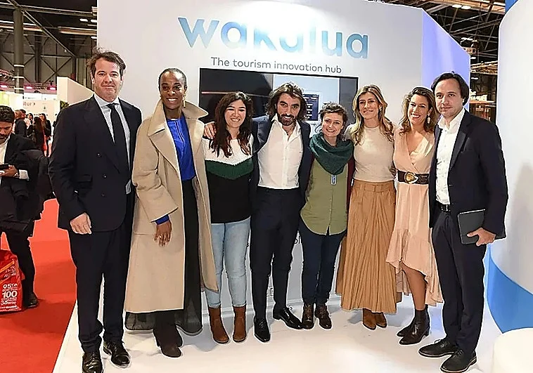 Javier Hildalgo, cuarto por la izquierda, con Begoña Gómez, tercera por la derecha, en un evento de Wakalua en Fitur en enero de 2020 IE/África Center